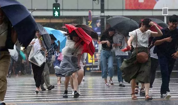 Typhoon Lan set to crash Japan holiday week 4