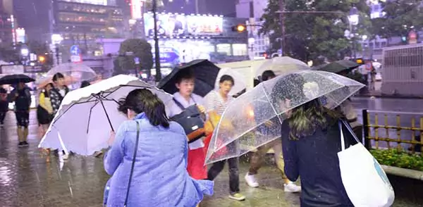 Typhoon Lan set to crash Japan holiday week